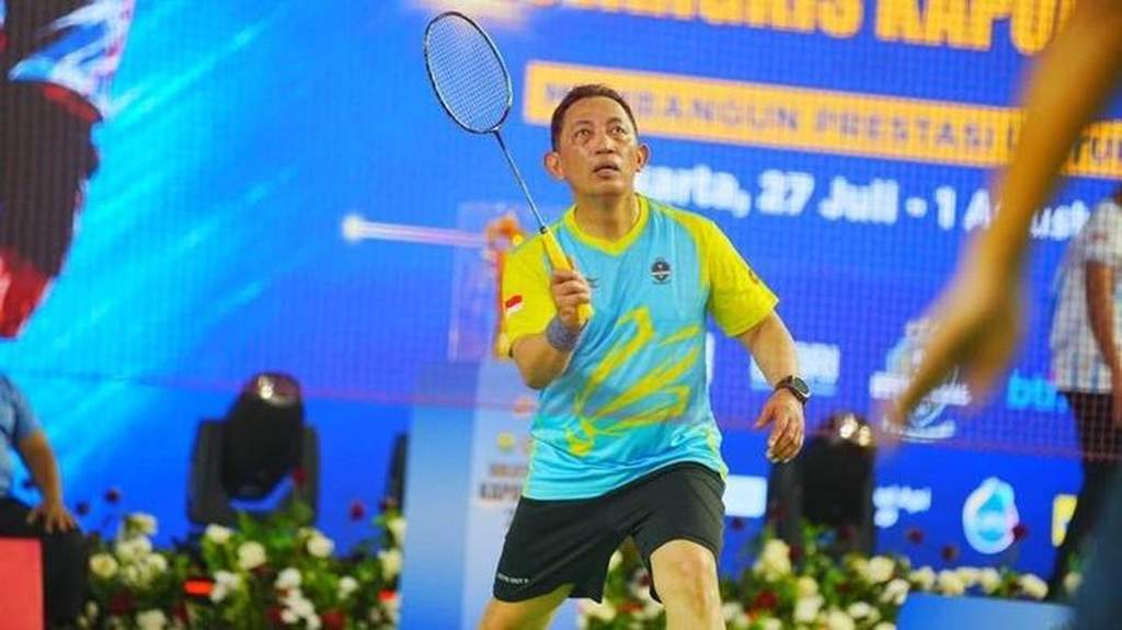 Duel seru Kapolri dan Menteri ESDM dalam laga ekshibisi badminton