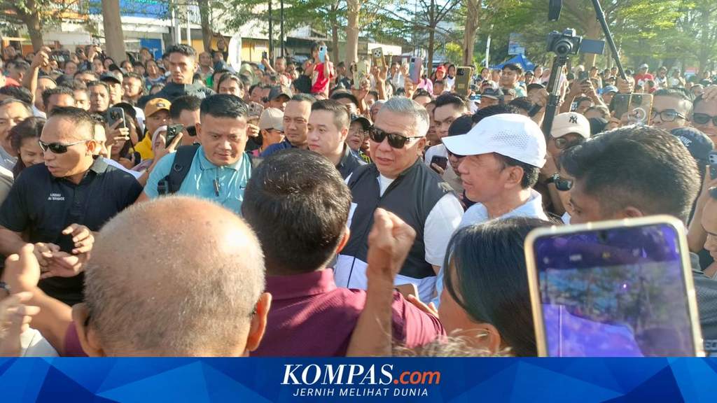 Warga memadati kawasan Car Free Day di Kupang untuk melihat Joko Widodo
