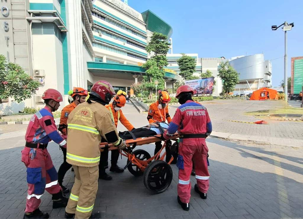 Simulasi bencana gempa dan kebakaran di RSUD Dr Soetomo