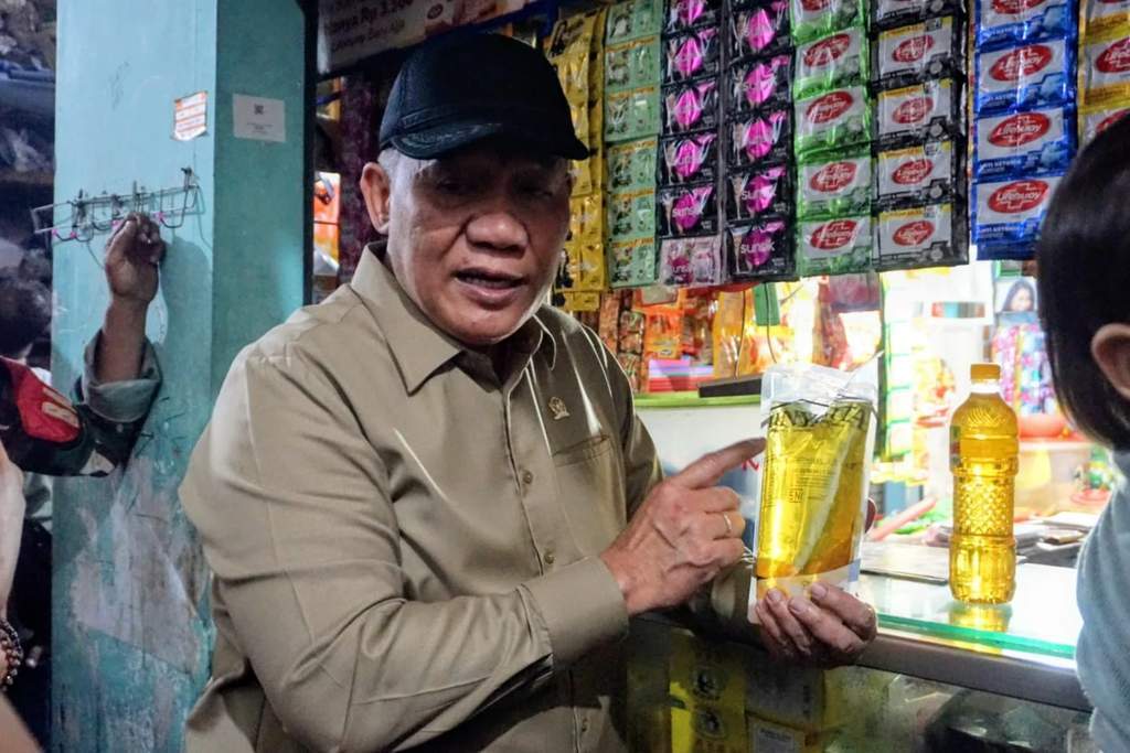Tumpukan minyak goreng MinyaKita dalam operasi pasar