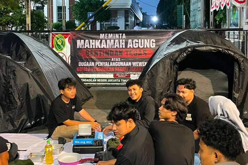 Demonstran bangun tenda di depan PN Jakarta Timur untuk kawal kasus Roy Suryo dan dr Tifa