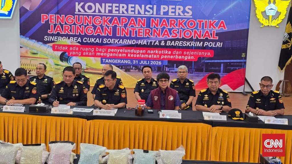 Petugas Bea Cukai menunjukkan barang bukti narkotika hasil tangkapan dari kopilot Malaysia di Bandara Soekarno-Hatta