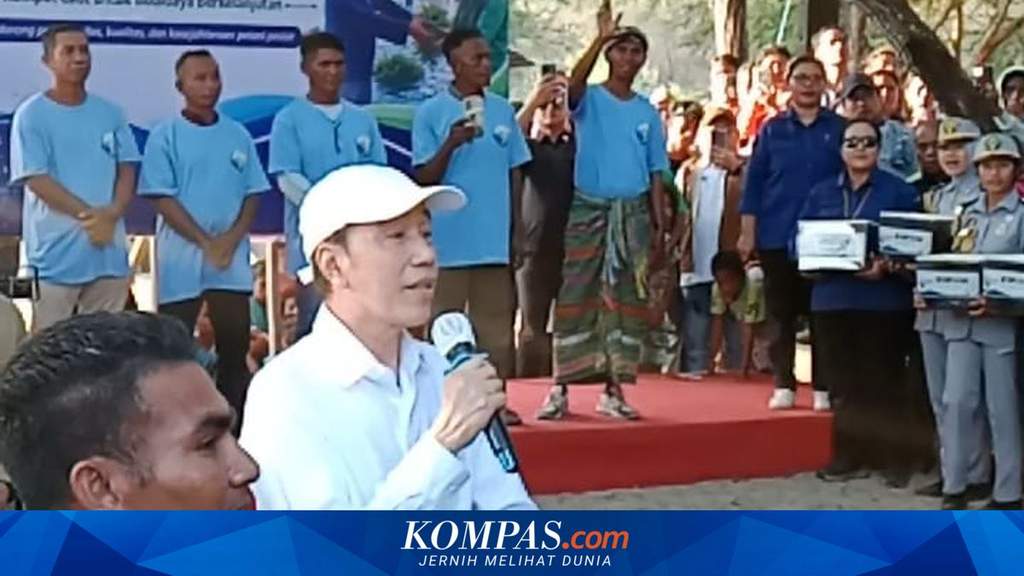 Mantan Presiden Joko Widodo saat mengunjungi Pantai Oesina di Kabupaten Kupang