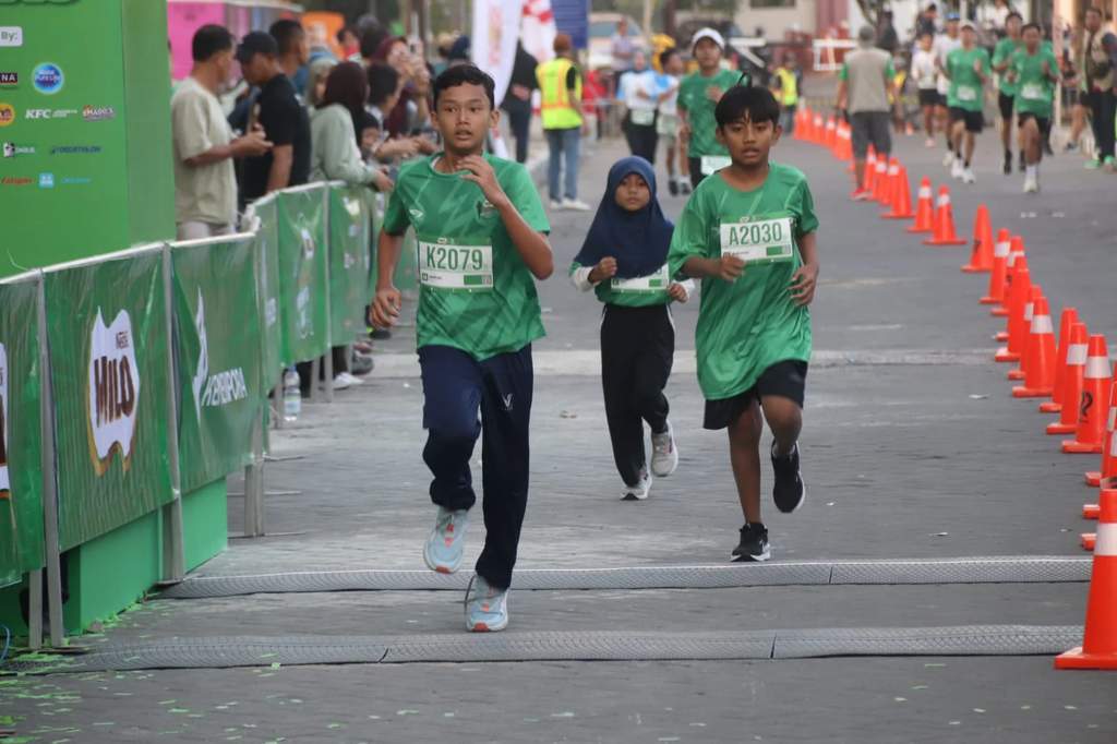 Peserta kategori Family Run Milo Active Indonesia Race 2026 di Surabaya