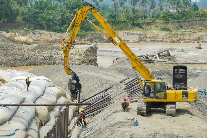 Pekerja sedang memperkuat tanggul sementara pembangunan Bendung Pante Lhong II di Aceh.