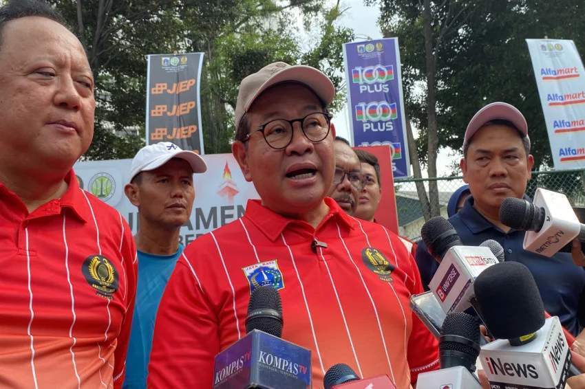 Pagar tinggi di pusat perbelanjaan di Jakarta