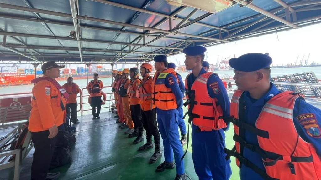 Evakuasi korban kapal terbakar di perairan Madura