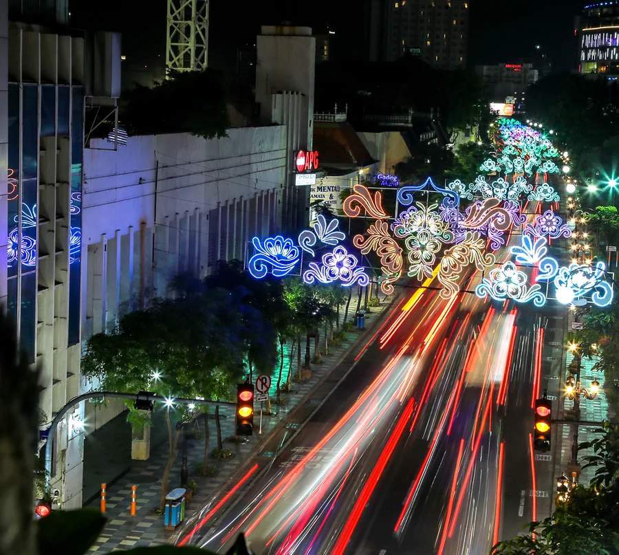 Suasana Jalan Tunjungan di Kota Surabaya