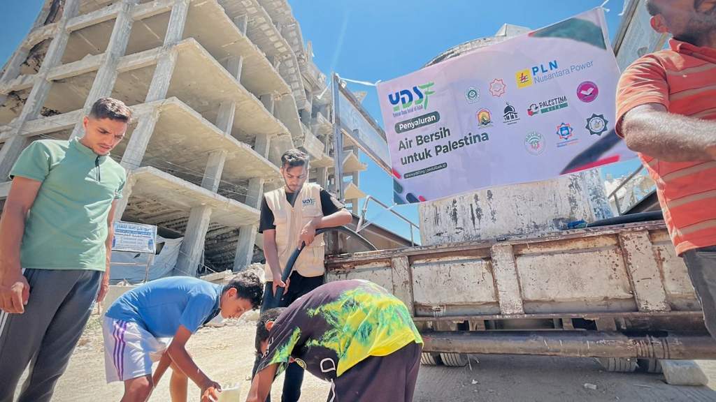 Penyaluran bantuan air bersih untuk warga Gaza oleh YDSF